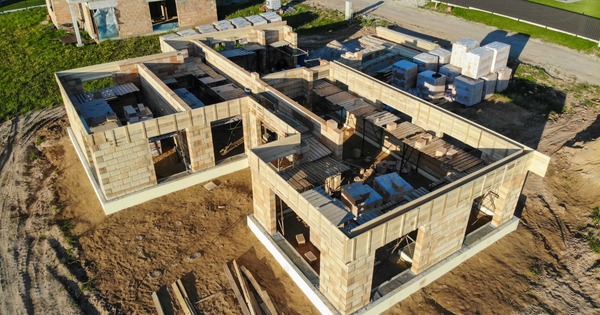 Faire construire sa maison : pourquoi choisir un CCMI plutôt qu'une auto-construction ou une simple mission d’AMO